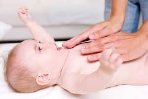 masaje infantil para bebés, cómo es y sus beneficios
